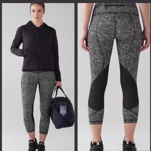 Lululemon Pace Rival Crop (22") Legging in 
Formation Alpine White Black Size 6